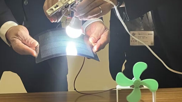 福岡空港でカルコパイライト太陽電池の実証開始、軽量パネルが切り拓く新市場